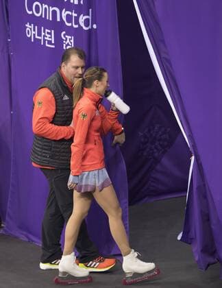 Nicole SCHOTT, Deutschland, mit hrem Trainer Michael HUTH verlaesst die Halle Eiskunstlaufen Kuer der Frauen am 23.02.2018 Olympische Winterspiele 2018, vom 09.02. - 25.02.2018 in PyeongChang Suedkorea.