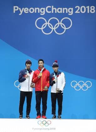 (180223) -- PYEONGCHANG, Feb. 23, 2018 -- Gold medalist China s Wu Dajing (C), silver medalist South Korea s Hwang Daeheon (L) and bronze medalist South Korea s Lim Hyojun pose for photos during medal ceremony of men s 500m event of short track Speed skating Eisschnelllauf at the 2018 PyeongChang Winter Olympic Games Olympische Spiele Olympia OS at Medal Plaza, PyeongChang, South Korea, Feb. 23, 2018. ) (SP)OLY-SOUTH KOREA-PYEONGCHANG-SHORT TRACK-MEN S 500M-MEDAL CEREMONY BaixXuefei 