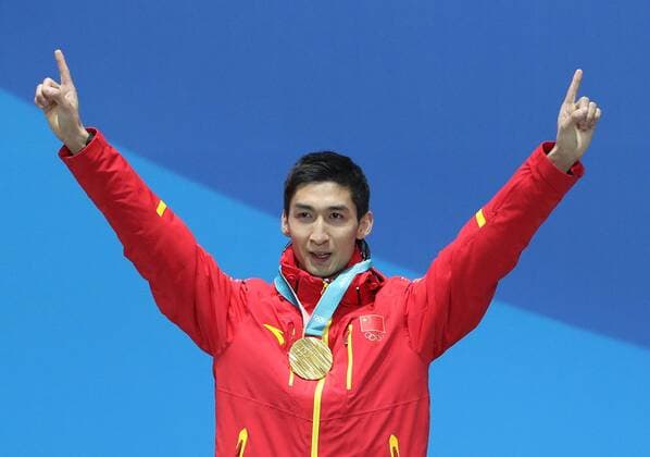 (180223) -- PYEONGCHANG, Feb. 23, 2018 -- Gold medalist China s Wu Dajing poses for photos during medal ceremony of men s 500m event of short track Speed skating Eisschnelllauf at the 2018 PyeongChang Winter Olympic Games Olympische Spiele Olympia OS at Medal Plaza, PyeongChang, South Korea, Feb. 23, 2018. ) (SP)OLY-SOUTH KOREA-PYEONGCHANG-SHORT TRACK-MEN S 500M-MEDAL CEREMONY BaixXuefei 