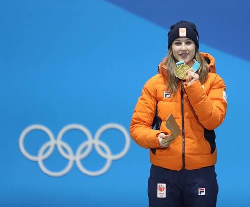 (180223) -- PYEONGCHANG, Feb. 23, 2018 -- Champion Suzanne Schulting of the Netherlands poses for photos during medal ceremony of women s 1000m final of short track Speed skating Eisschnelllauf at the 2018 PyeongChang Winter Olympic Games Olympische Spiele Olympia OS at Medal Plaza, PyeongChang, South Korea, Feb. 23, 2018. ) (SP)OLY-SOUTH KOREA-PYEONGCHANG-SHORT TRACK-WOMEN S 1000M-MEDAL CEREMONY BaixXuefei 