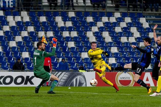 Reggio Emilia, Italy 22.02.2018, UEFA Europa League - 2017 18 Season, Sechzehntelfinale, Atalanta Bergamo - Borussia Dortmund, Torwart Etrit Berisha (Bergamo), Mattia Caldara (Bergamo) und Mario Goetze (BVB) im Zweikampf ( DeFodi053