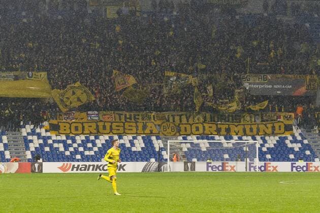 Reggio Emilia, Italy 22.02.2018, UEFA Europa League - 2017 18 Season, Sechzehntelfinale, Atalanta Bergamo - Borussia Dortmund, Marco Reus (BVB) vor dem Dortmunder Fans ( DeFodi053