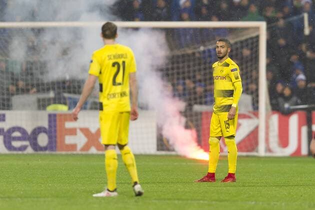 Reggio Emilia, Italy 22.02.2018, UEFA Europa League - 2017 18 Season, Sechzehntelfinale, Atalanta Bergamo - Borussia Dortmund, Pyro Bengarlo auf dem Fled, Andre Schuerrle (BVB) und Jeremy Toljan (BVB) ( DeFodi053