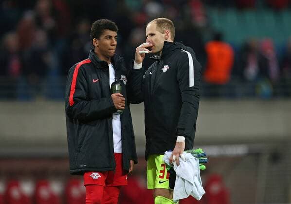 22.02.2018, Fussball UEFA Europa League 2017 2018, Zwischenrunde, RB Leipzig - SSC Neapel, in der Red Bull Arena Leipzig. v.l. Bernardo Fernandes da Silva Junior (RB Leipzig) und Torwart Peter Gulacsi (RB Leipzig) *** 22 02 2018 Football UEFA Europa League 2017 2018 Intermediate Round RB Leipzig SSC Napoli at the Red Bull Arena Leipzig v Bernardo Fernandes da Silva Junior RB Leipzig and goalkeeper Peter Gulacsi RB Leipzig