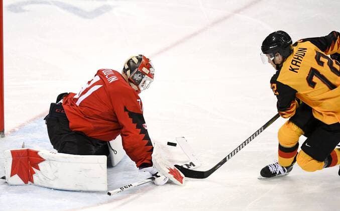 (180223) -- PYEONGCHANG, Feb. 23, 2018 -- Canada s goal keeper Kevin Poulin (L) defends shoot of Germany s Dominik Kahun in a men s semi-final game of Ice hockey Eishockey at the 2018 PyeongChang Winter Olympic Games Olympische Spiele Olympia OS at Gangneung Ice Hockey Centre, Gangnueng, South Korea, Feb. 23, 2018. Canada lost 3:4. ) (SP)OLY-SOUTH KOREA-PYEONGCHANG-ICE HOCKEY-MEN S SEMI-FINAL-GER VS CAN WangxSong 