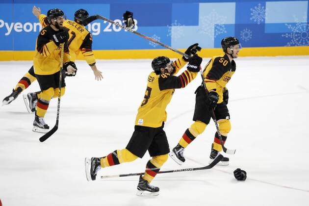 Team Deutschland Schlussjubel nach Sieg Eishockey Halbfinale Canada-Deutschland 3 : 4 Olympic Wintergames 2018 Pyeongchang South Korea Olympische Winterspiele 2018 Pyeongchang 23.Februar 2018