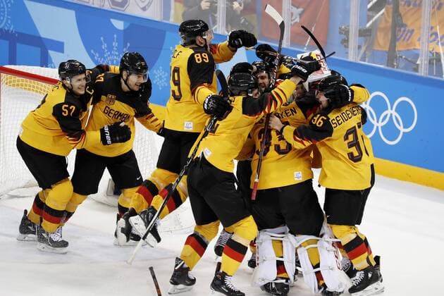 AUS DEN BIRKEN Danny Torwart Team Deutschland Schlussjubel nach Sieg um Torwart AUS DEN BIRKEN Eishockey Halbfinale Canada-Deutschland 3 : 4 Olympic Wintergames 2018 Pyeongchang South Korea Olympische Winterspiele 2018 Pyeongchang 23.Februar 2018
