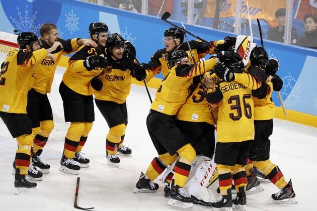PyeongChang 2018 - Highlights der Olympischen Spiele AUS DEN BIRKEN Danny Torwart Team Deutschland Schlussjubel nach Sieg um Torwart AUS DEN BIRKEN Eishockey Halbfinale Canada-Deutschland 3 : 4 Olympic Wintergames 2018 Pyeongchang South Korea Olympische Winterspiele 2018 Pyeongchang 23.Februar 2018 *** FROM THE BIRCHES Danny Goalkeeper Team Germany Final victory after victory for goalkeeper FROM THE BIRCHES Ice Hockey Semifinals Canada Germany 3 4 Olympic Winter Games 2018 Pyeongchang South Korea 2018 Olympic Winter Games Pyeongchang 23 February 2018 