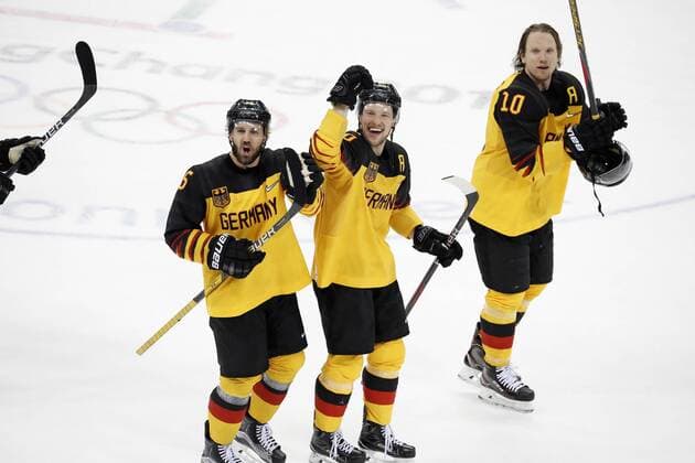 SCHUTZ Felix mit HAGER Patrick und EHRHOFF Christian Team Deutschland Schlussjubel nach dem Sieg Eishockey Halbfinale Canada-Deutschland 3 : 4 Olympic Wintergames 2018 Pyeongchang South Korea Olympische Winterspiele 2018 Pyeongchang 23.Februar 2018