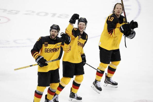 SCHUTZ Felix mit HAGER Patrick und EHRHOFF Christian Team Deutschland Schlussjubel nach dem Sieg Eishockey Halbfinale Canada-Deutschland 3 : 4 Olympic Wintergames 2018 Pyeongchang South Korea Olympische Winterspiele 2018 Pyeongchang 23.Februar 2018