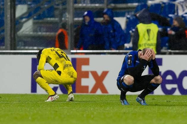 Reggio Emilia, Italy 22.02.2018, UEFA Europa League - 2017 18 Season, Sechzehntelfinale, Atalanta Bergamo - Borussia Dortmund, Michy Batshuayi (BVB) und Rafael Toloi (Bergamo) nach dem Spiel ( DeFodi053