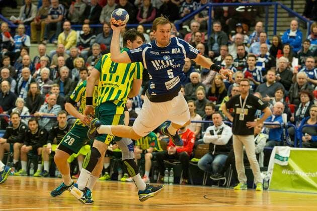 Max Darj ( 5, Bergischer HC) beim Wurf Bergischer HC vs. VfL Eintracht Hagen, Handball, 2. Bundesliga, 23.02.18 Solingen NRW Deutschland Klingenhalle