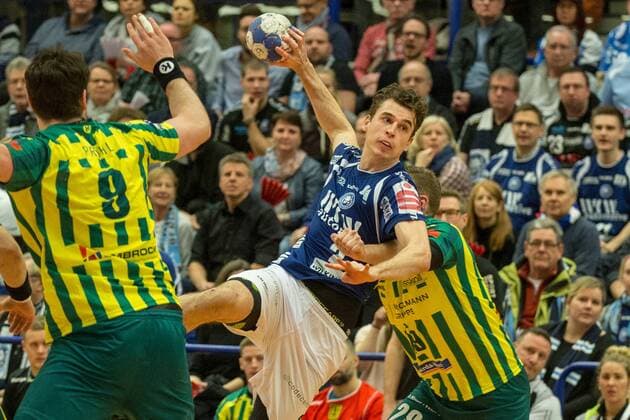 Maximilian Leon Bettin ( 2, Bergischer HC) beim Wurf gegen Pavel Prokopec ( 29, VfL Eintracht Hagen) Bergischer HC vs. VfL Eintracht Hagen, Handball, 2. Bundesliga, 23.02.18 Solingen NRW Deutschland Klingenhalle