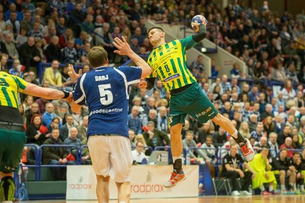 Dragan Tubic ( 8, VfL Eintracht Hagen) beim Wurf Bergischer HC vs. VfL Eintracht Hagen, Handball, 2. Bundesliga, 23.02.18 Solingen NRW Deutschland Klingenhalle