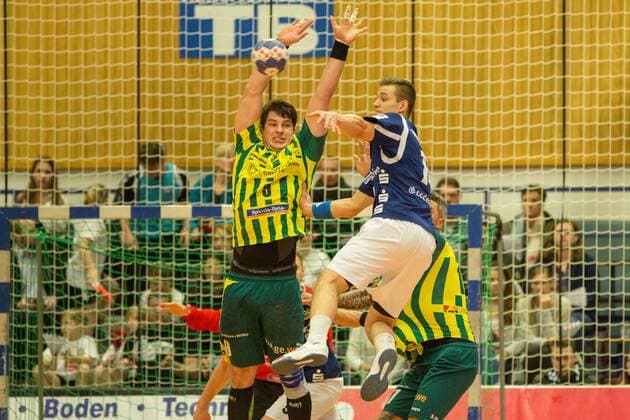 Maciej Majdzinski ( 14, Bergischer HC) im Angriff gegen Tilman Pröhl ( 9, VfL Eintracht Hagen) und Bartosz Konitz ( 17, VfL Eintracht Hagen) Bergischer HC vs. VfL Eintracht Hagen, Handball, 2. Bundesliga, 23.02.18 Solingen NRW Deutschland Klingenhalle