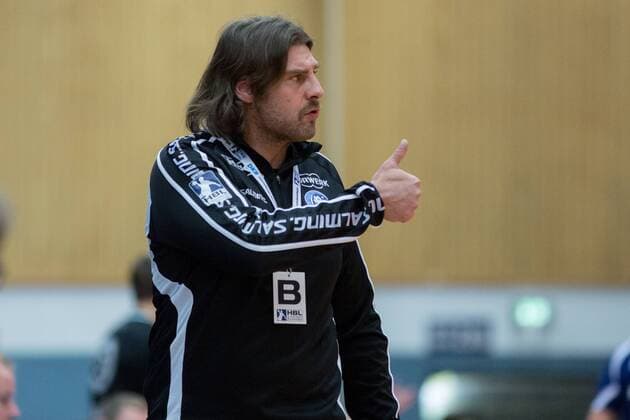 Sebastian Hinze (Trainer, Bergischer HC) mit dem Daumen nach oben Bergischer HC vs. VfL Eintracht Hagen, Handball, 2. Bundesliga, 23.02.18 Solingen NRW Deutschland Klingenhalle