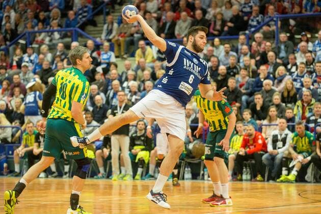 Leos Petrovsky ( 6, Bergischer HC) beim Wurf neben Jan König ( 18, VfL Eintracht Hagen) Bergischer HC vs. VfL Eintracht Hagen, Handball, 2. Bundesliga, 23.02.18 Solingen NRW Deutschland Klingenhalle