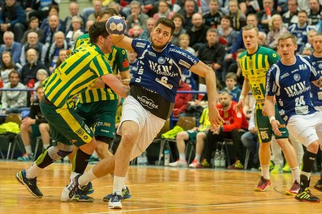 Leos Petrovsky ( 6, Bergischer HC) setzt sich gegen Tilman Pröhl ( 9, VfL Eintracht Hagen) durch Bergischer HC vs. VfL Eintracht Hagen, Handball, 2. Bundesliga, 23.02.18 Solingen NRW Deutschland Klingenhalle
