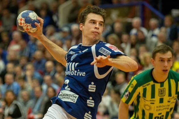 Maximilian Leon Bettin ( 2, Bergischer HC) beim Wurf Bergischer HC vs. VfL Eintracht Hagen, Handball, 2. Bundesliga, 23.02.18 Solingen NRW Deutschland Klingenhalle