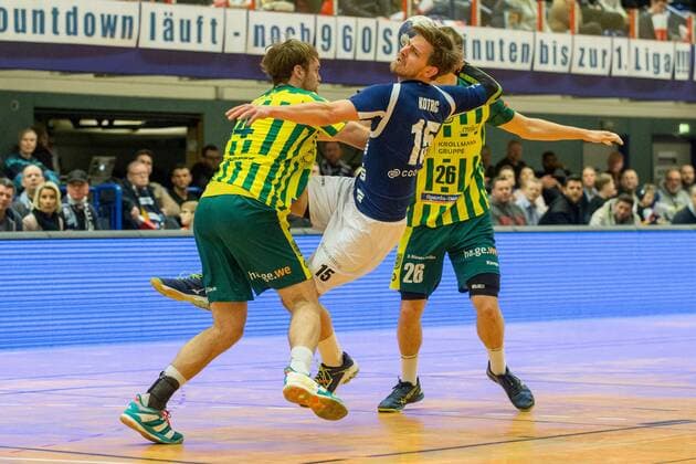 Jannis Fauteck ( 14, VfL Eintracht Hagen) foult Milan Kotrc ( 15, Bergischer HC) vor Dominik Waldhof ( 26, VfL Eintracht Hagen) Bergischer HC vs. VfL Eintracht Hagen, Handball, 2. Bundesliga, 23.02.18 Solingen NRW Deutschland Klingenhalle