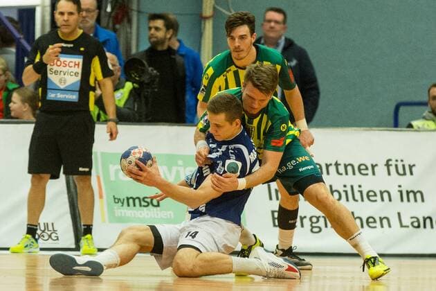 Maciej Majdzinski ( 14, Bergischer HC) wird von Sören Kress ( 5, VfL Eintracht Hagen) gestoppt Bergischer HC vs. VfL Eintracht Hagen, Handball, 2. Bundesliga, 23.02.18 Solingen NRW Deutschland Klingenhalle