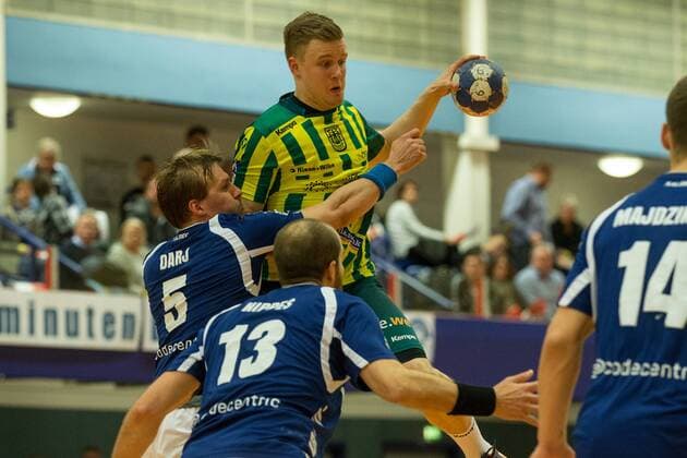Jan von Boenigk ( 95, VfL Eintracht Hagen) im Angriff gegen Max Darj ( 5, Bergischer HC) und Kristian Nippes ( 13, Bergischer HC) Bergischer HC vs. VfL Eintracht Hagen, Handball, 2. Bundesliga, 23.02.18 Solingen NRW Deutschland Klingenhalle