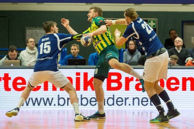 Milan Kotrc ( 15, Bergischer HC) und Fabian Gutbrod ( 22, Bergischer HC) stoppen Pavel Prokopec ( 29, VfL Eintracht Hagen) Bergischer HC vs. VfL Eintracht Hagen, Handball, 2. Bundesliga, 23.02.18 Solingen NRW Deutschland Klingenhalle
