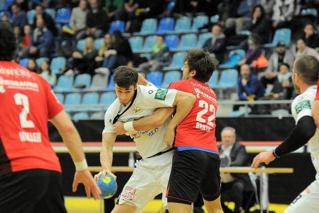 Adrian Kammlodt (HC Elbflorenz Dresden 30) gegen Paco Barthe (SG BBM Bietigheim 22) Handball,Maenner,2.Bundesliga,23.02.2018, Foto:TBaur Eibner Bietigheim Copyright: xEIBNER Tobias_Baurx EP_TBR