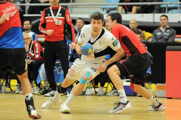 Adrian Kammlodt (HC Elbflorenz Dresden 30) gegen Dominik Claus (SG BBM Bietigheim 7) Handball,Maenner,2.Bundesliga,23.02.2018, Foto:TBaur Eibner Bietigheim Copyright: xEIBNER Tobias_Baurx EP_TBR