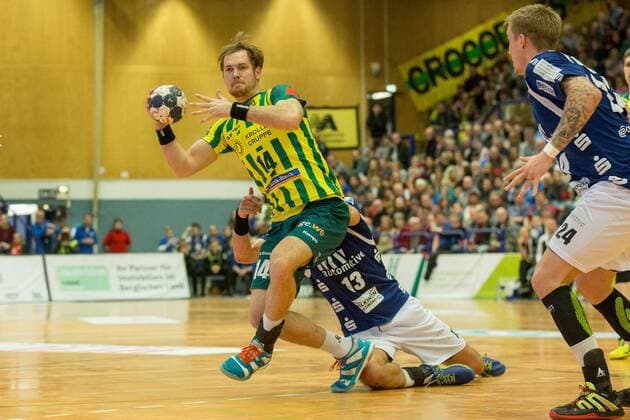 Kristian Nippes ( 13, Bergischer HC) versucht Jannis Fauteck ( 14, VfL Eintracht Hagen) zu stoppen Bergischer HC vs. VfL Eintracht Hagen, Handball, 2. Bundesliga, 23.02.18 Solingen NRW Deutschland Klingenhalle