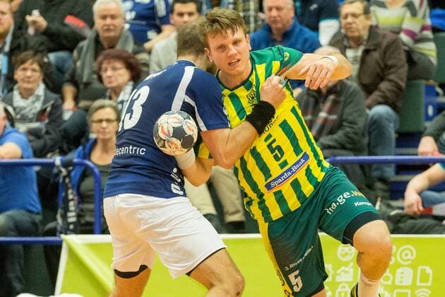 Kristian Nippes ( 13, Bergischer HC) versucht Sören Kress ( 5, VfL Eintracht Hagen) zu stoppen Bergischer HC vs. VfL Eintracht Hagen, Handball, 2. Bundesliga, 23.02.18 Solingen NRW Deutschland Klingenhalle