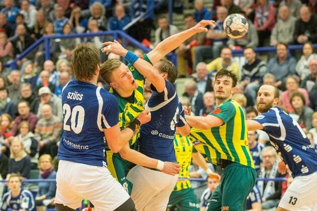Csaba Szücs ( 20, Bergischer HC) und Max Darj ( 5, Bergischer HC) stoppen Jan von Boenigk ( 95, VfL Eintracht Hagen) Bergischer HC vs. VfL Eintracht Hagen, Handball, 2. Bundesliga, 23.02.18 Solingen NRW Deutschland Klingenhalle