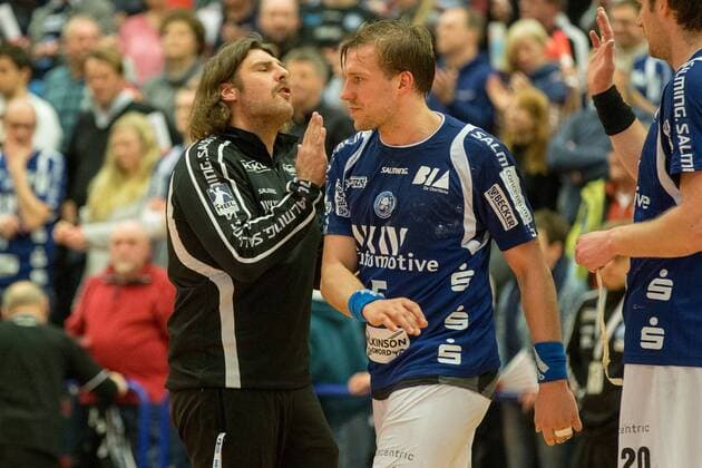Sebastian Hinze (Trainer, Bergischer HC) gratuliert Max Darj ( 5, Bergischer HC) nach dem Spiel zum Sieg Bergischer HC vs. VfL Eintracht Hagen, Handball, 2. Bundesliga, 23.02.18 Solingen NRW Deutschland Klingenhalle