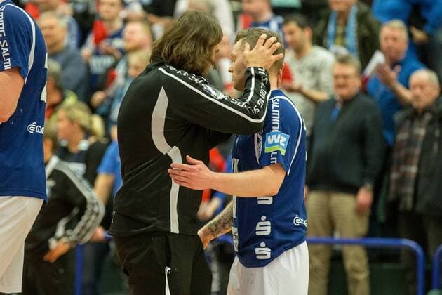 Sebastian Hinze (Trainer, Bergischer HC) gratuliert Arnor Thor Gunnarsson ( 11, Bergischer HC) nach dem Spiel zum Sieg Bergischer HC vs. VfL Eintracht Hagen, Handball, 2. Bundesliga, 23.02.18 Solingen NRW Deutschland Klingenhalle