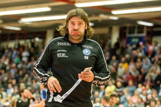 Sebastian Hinze (Trainer, Bergischer HC) schnauft nach dem hart erkämpften Sieg kräftig durch Bergischer HC vs. VfL Eintracht Hagen, Handball, 2. Bundesliga, 23.02.18 Solingen NRW Deutschland Klingenhalle