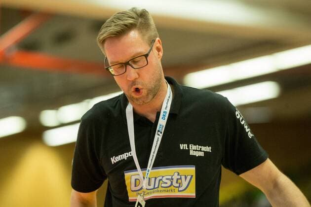 Niels Pfannenschmidt (Trainer, VfL Eintracht Hagen) nach dem Spiel enttäuscht Bergischer HC vs. VfL Eintracht Hagen, Handball, 2. Bundesliga, 23.02.18 Solingen NRW Deutschland Klingenhalle