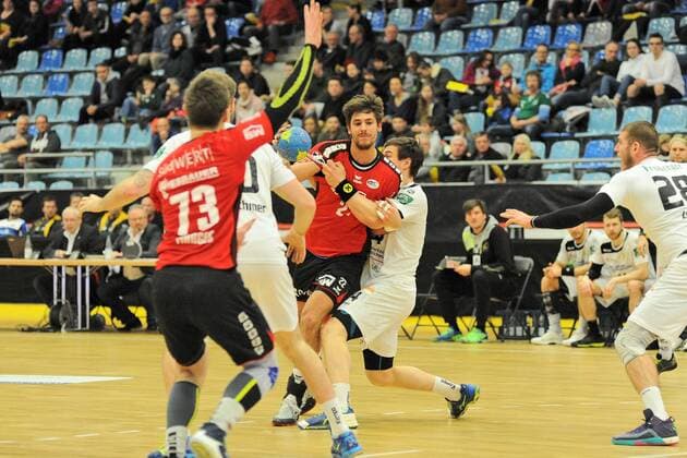 Paco Barthe (SG BBM Bietigheim 22) gegen Robin Hoffmann (HC Elbflorenz Dresden 24) Handball,Maenner,2.Bundesliga,23.02.2018, Foto:TBaur Eibner Bietigheim Copyright: xEIBNER Tobias_Baurx EP_TBR