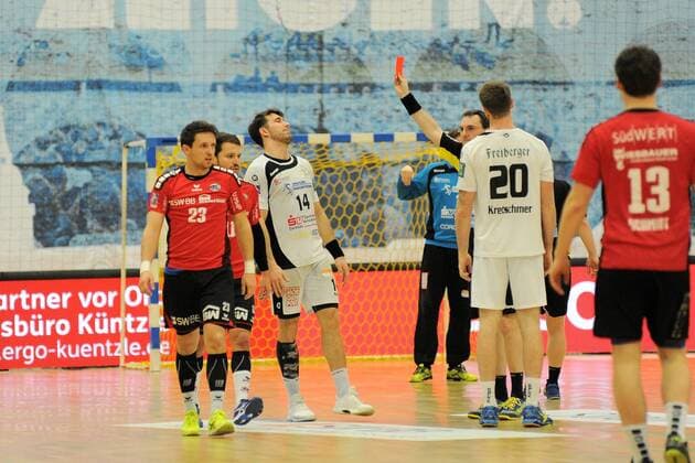 Rote Karte gegen Gabriel De Santis (HC Elbflorenz Dresden 14) Handball,Maenner,2.Bundesliga,23.02.2018, Foto:TBaur Eibner Bietigheim Copyright: xEIBNER Tobias_Baurx EP_TBR