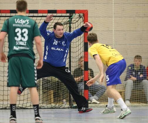 2.HBL HSG Konstanz - HG Saarlouis 24:22. Paul Kaletsch (KON) rechts gegen Torhueter Darius Jonczyk (HGS). beim Spiel HSG Konstanz - HG Saarlouis, Handball, 2 . Liga, 23.02.2018 Konstamz Copyright: xEIBNER PeterxPisax EP_EER
