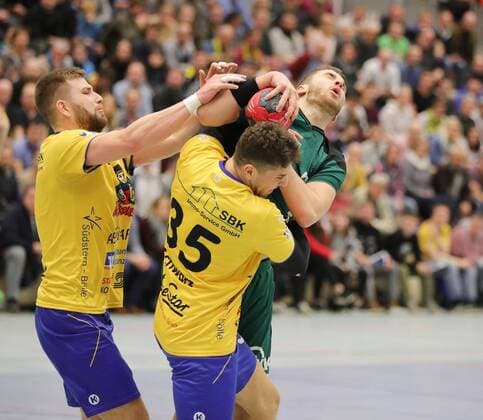 2.HBL HSG Konstanz - HG Saarlouis 24:22. Mathias Riedel (KON) links und Maximilian Schwarz (KON) stoppen Arthur Muller (HGS. beim Spiel HSG Konstanz - HG Saarlouis, Handball, 2 . Liga, 23.02.2018 Konstamz Copyright: xEIBNER PeterxPisax EP_EER