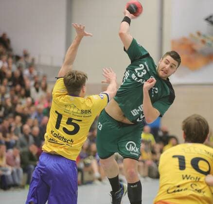 2.HBL HSG Konstanz - HG Saarlouis 24:22. Arthur Muller (HGS beim Wurf, links Paul Kaletsch (KON). beim Spiel HSG Konstanz - HG Saarlouis, Handball, 2 . Liga, 23.02.2018 Konstamz Copyright: xEIBNER PeterxPisax EP_EER
