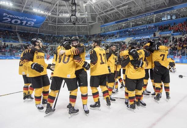 Schlussjubel Team GER auf dem Eis, Jubeltraube, Eishockey Halbfinale Kanada (CAN) - Deutschland (GER) 3:4, Ice hockey Eishockey - Men s Play-offs Semifinals, Game 28 am 23.02.2018 Olympische Winterspiele 2018, vom 09.02. - 25.02.2018 in PyeongChang Suedkorea.