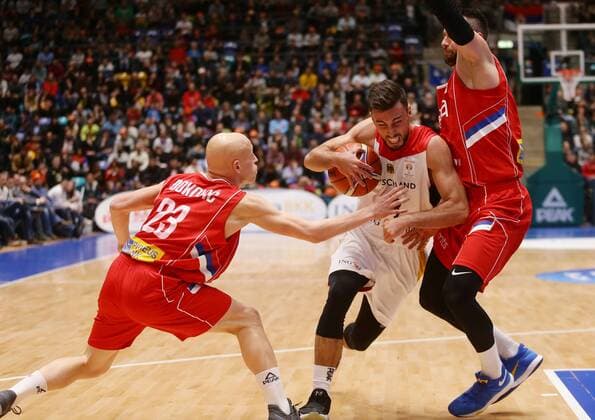 Frankfurt , Basketball Länderspiel WM Qualifikationsspiel Länderspiel , Deutschland vs. Serbien , von links: Ilija Djokovic ( Serbien ) Ismet Akpinar ( Deutschland ) *** Frankfurt basketball World Cup Qualification International Match Germany vs Serbia left Ilija Djokovic Serbia Ismet Akpinar Germany