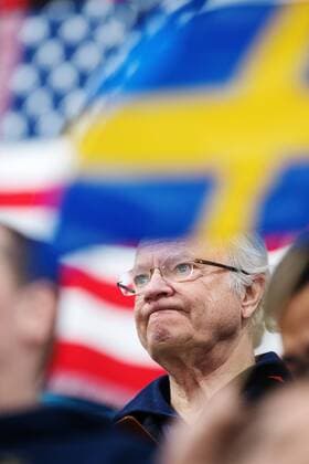 180224 H.M Carl XVI Gustaf, King of Sweden seen between a american and swedish flag after the Men s Curling Final between Sweden and United States during day fifteen of the 2018 Winter Olympics on February 24, 2018 in Pyeongchang. Photo: Jon Olav Nesvold BILDBYRAN kod JE 160198 Copyright: JONxOLAVxNESVOLD BB180224JE100
