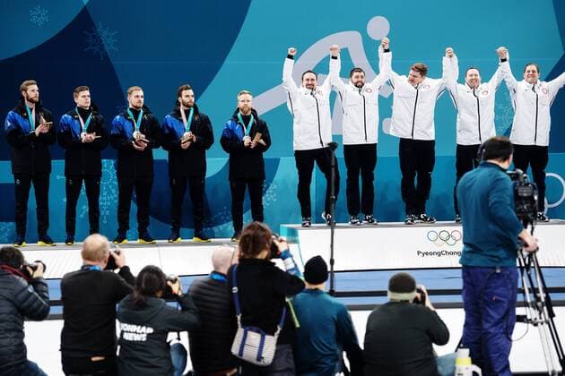 180224 Henrik Leek, Christoffer Sundgren, Rasmus Wrana, Oskar Eriksson and Niklas Edin of Sweden (silver) and Joe Polo, John Landsteiner, Matt Hamilton, Tyler George as well as John Shuster of USA celebrate on the medal ceremony after the Men s Curling Final between Sweden and United States during day fifteen of the 2018 Winter Olympics on February 24, 2018 in Pyeongchang. Photo: Jon Olav Nesvold BILDBYRN kod JE 160198 Copyright: JONxOLAVxNESVOLD BB180224JE104