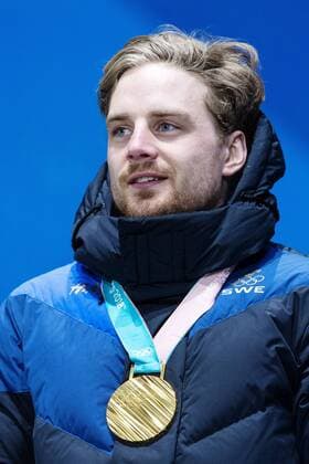 180224 Jesper Nelin of Sweden, gold, celebrates at the Medal Ceremony for the Men s Biathlon 4x7,5 km relay during day fifteen of the 2018 Winter Olympics on February 24, 2018 in Pyeongchang. Photo: Carl Sandin BILDBYRAN kod CS 57999_322 Copyright: CARLxSANDIN BB180224CS126
