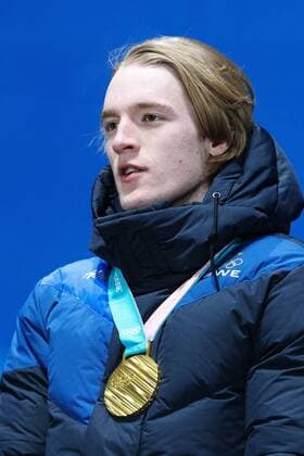 180224 Sebastian Samuelsson of Sweden, gold, celebrates at the Medal Ceremony for the Men s Biathlon 4x7,5 km relay during day fifteen of the 2018 Winter Olympics on February 24, 2018 in Pyeongchang. Photo: Carl Sandin BILDBYRAN kod CS 57999_322 Copyright: CARLxSANDIN BB180224CS127