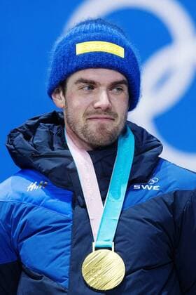 180224 Fredrik Lindström of Sweden, gold, celebrates at the Medal Ceremony for the Men s Biathlon 4x7,5 km relay during day fifteen of the 2018 Winter Olympics on February 24, 2018 in Pyeongchang. Photo: Carl Sandin BILDBYRAN kod CS 57999_322 Copyright: CARLxSANDIN BB180224CS130