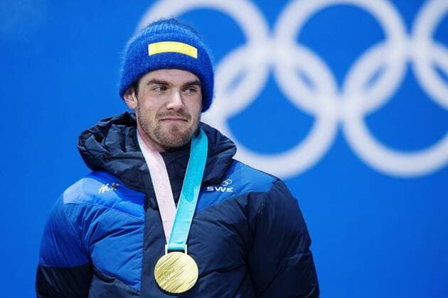 180224 Fredrik Lindström of Sweden, gold, celebrates at the Medal Ceremony for the Men s Biathlon 4x7,5 km relay during day fifteen of the 2018 Winter Olympics on February 24, 2018 in Pyeongchang. Photo: Carl Sandin BILDBYRAN kod CS 57999_322 Copyright: CARLxSANDIN BB180224CS131