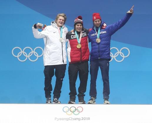 Olympia-Bilder des Tages (180224) -- PYEONGCHANG, Feb. 24, 2018 -- Gold medalist Sebastien Toutant of Canada (C), silver medalist Kyle Mack of the United States (L) and bronze medalist Billy Morgan of Britain pose for photos during medal ceremony of men s big air of snowboard at the 2018 PyeongChang Winter Olympic Games Olympische Spiele Olympia OS at Medal Plaza, PyeongChang, South Korea, Feb. 24, 2018. ) (SP)OLY-SOUTH KOREA-PYEONGCHANG-SNOWBOARD-MEN S BIG AIR-MEDAL CEREMONY LixGang 